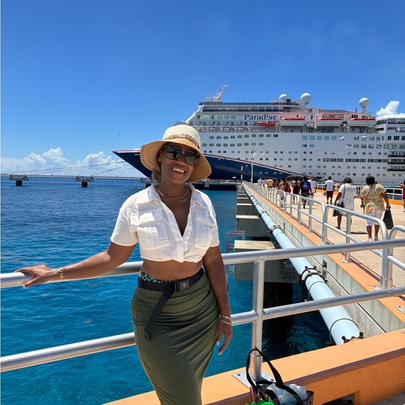 Meet your Posher, CeeCee - Picture 3 of 4